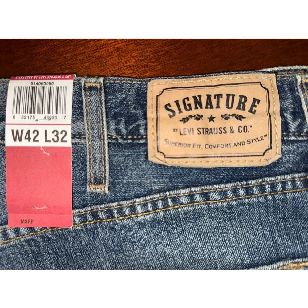 Signature Levi Relaxed Fit Jeans Men 42x32 Blue Med Wash Straight Leg Brand New